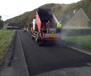 Goudronnage et gravillonage d‘une route